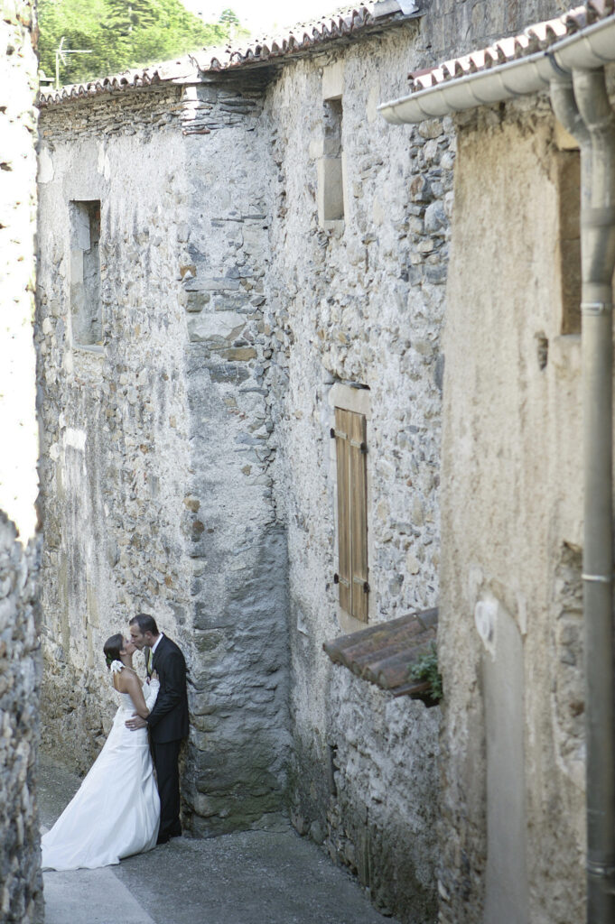 Caroline and Loïc kissing on their wedding day in Arrigas, France